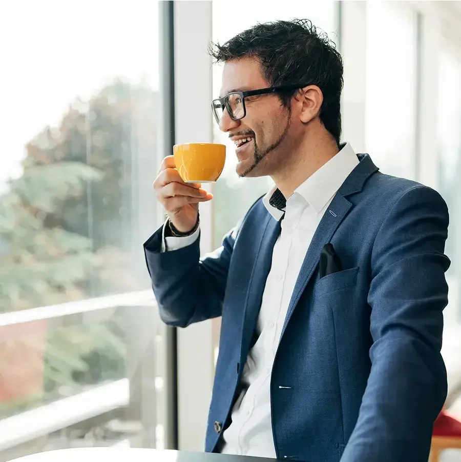 Raphael Stenzhorn mit Kaffee am Fenster